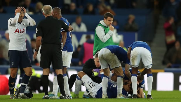 Andre Gomes suffers a horrible ankle injury